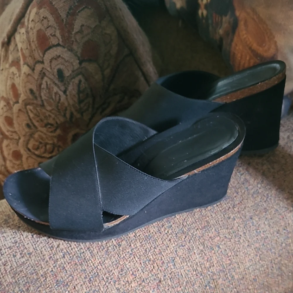Donald Pliner Black Wedge Shoes with Slip-On Design - Picture 3 of 7